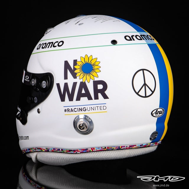 laguiaformulera's tweet photo. ¿Alguien encuentra su país en el casco de Vettel?
#f1 #formula1 #LGF1 #Vettel #Seb5 #SV5 #NoWar https://t.co/lIYza49QGF