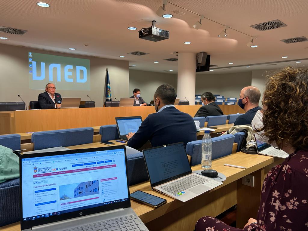 Hoy en la Facultad de Educación de <a href="/UNED/">UNED</a> con <a href="/vanesausin/">Vanesa Ausín Villaverde</a> en la reunión anual de Equipos decanales y el Consejo General de Colegios Oficiales de Pedagogos y Psicopedagogos de España.
#GradoenPedagogía
cc <a href="/UBUEstudiantes/">Universidad Burgos</a>