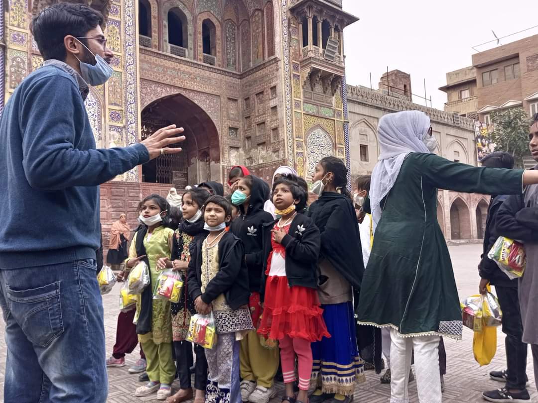 virsa222's tweet photo. Sultan, Sabeel wali &amp; Gali surjan singh 
kids enjoyed the every street and learned the the great history and heritage of our past .
in the end We gave them the lunch packets . https://t.co/NiEsvijp41