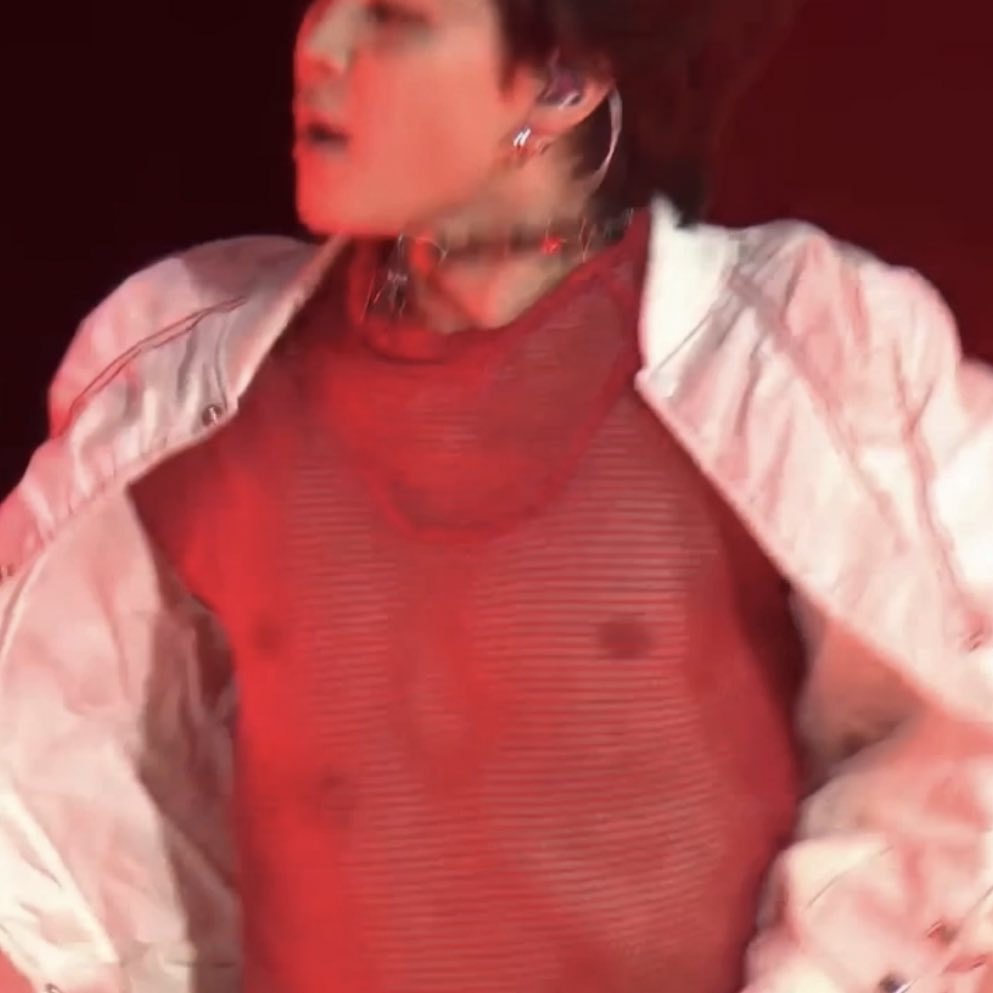 lowqualtybts's tweet photo. “Stay Warm” WHY TF YOU NAKED https://t.co/e5AsqQFFBm