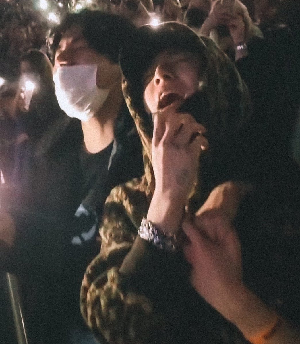 ตอนเล่นคอนกับแฟน กับตอนไปดูคอนกับแฟน โห้วววววววว จีบกันรุนแรงตั๊ลลอดดดดด โอ้ยยยยยย ใจรับแรงเขินของแฟนคู่นี้จีบกันมะไหวแน้ววววว #kookv