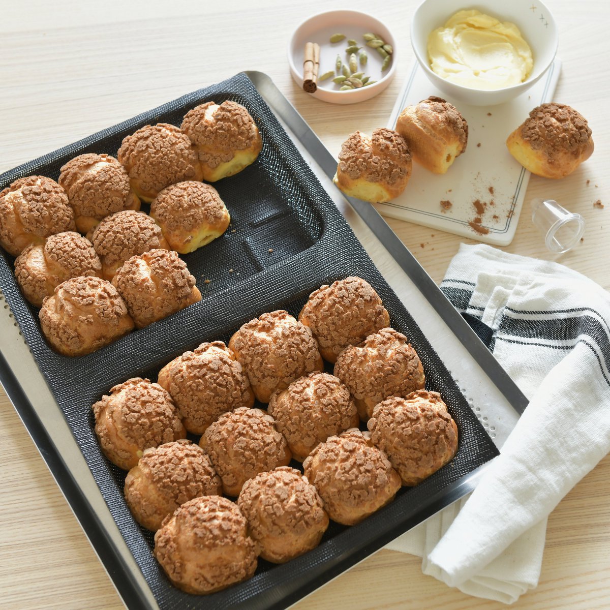 Pour changer du classique Paris-Brest, nous vous proposons aujourd’hui d’aller un peu plus loin avec ces délicieux choux Paris-Stockholm ! ✈
On parie que la crème pâtissière à la cardamome saura vous surprendre ?
Une recette à découvrir en cliquant ici -> bit.ly/choux-Paris-St…
