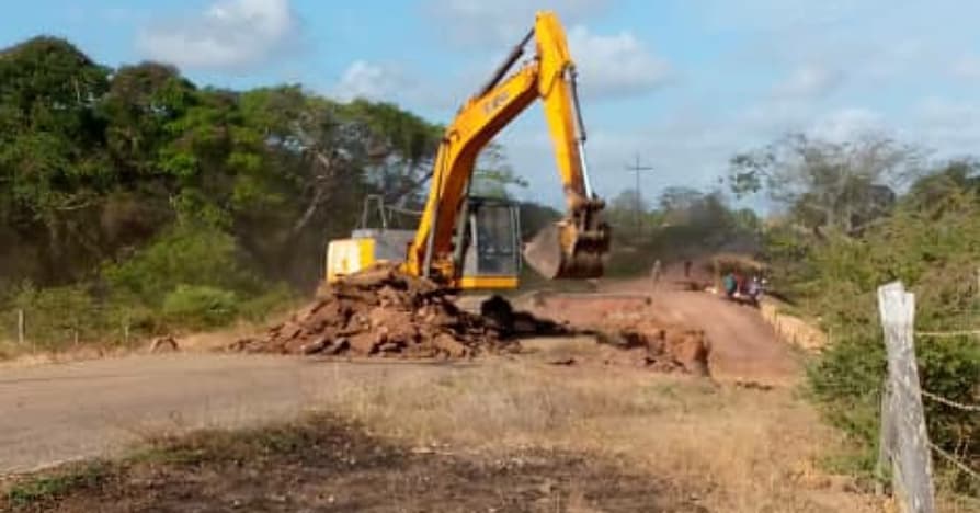Así avanzan los trabajos de rehabilitación de la vialidad en el sector La Fragua, importante vía que conduce a la población de Cachirí en la Parroquia Monseñor Marcos Sergio Godoy.
#9deMarzo 
#VenezuelaSeRespeta 
#conelpueblosiempre
