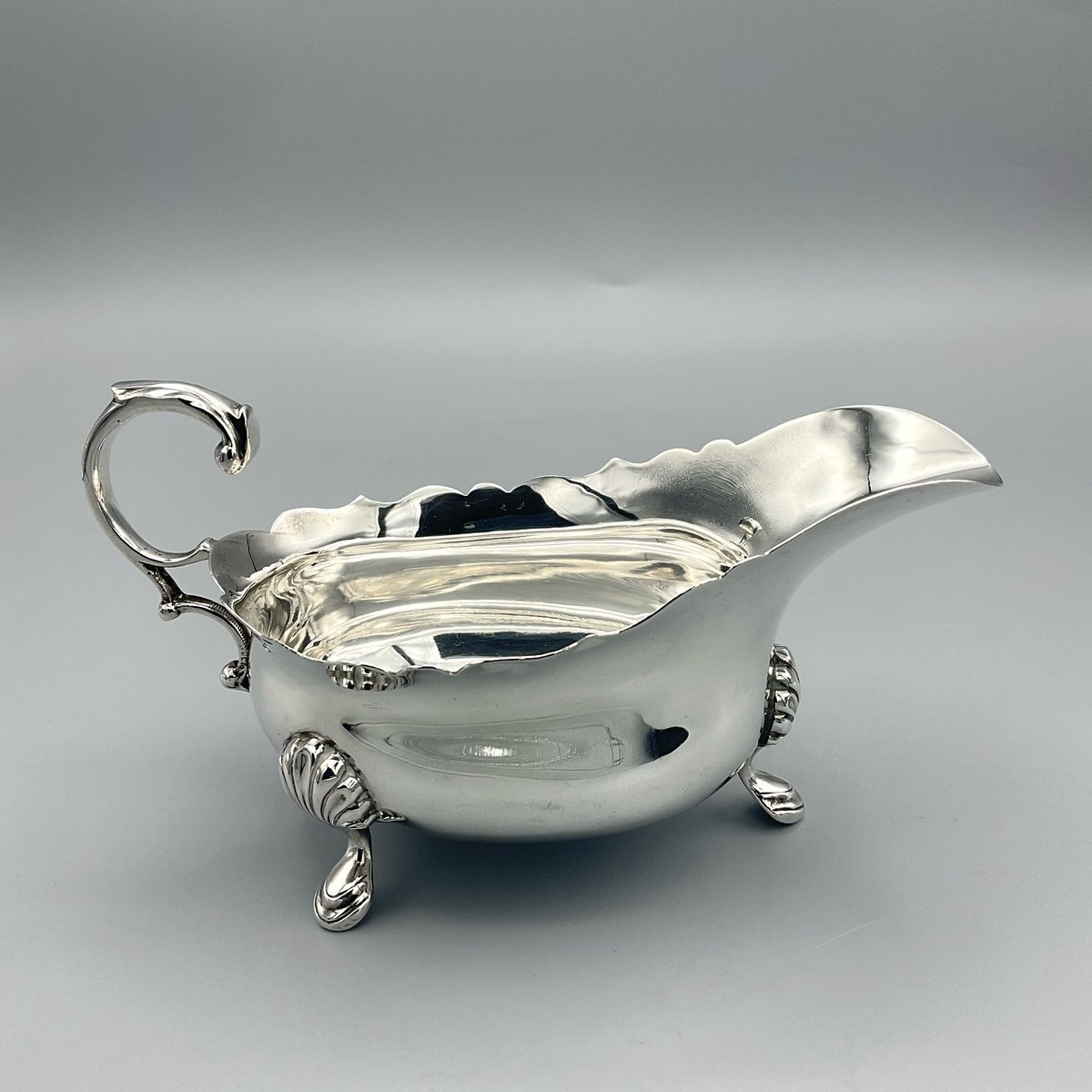 BeechesVintage's tweet photo. Love this beautiful 1930s Sterling Silver Sauce Boat - a great way to serve sauces or cream at a dinner table #silvertableware #vintagesilver #serveware #beechesvintage https://t.co/sLIMUpCRHT