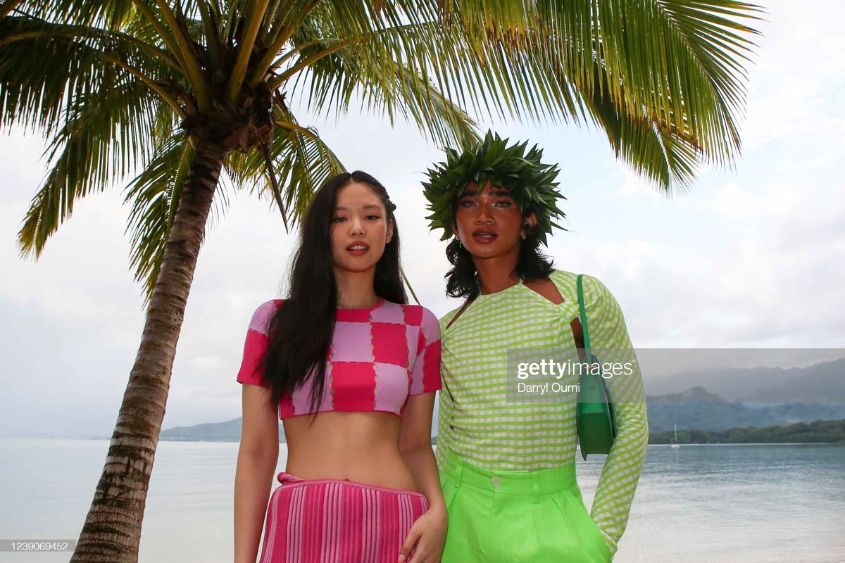 BBU_BLACKPINK's tweet photo. #JENNIE at JACQUEMUS Show in Hawaii with Daniel Caesar, Brentman Rock, Simon Porte Jacquemus!

JENNIE FOR JACQUEMUS
#JENNIELESPLASH @BLACKPINK https://t.co/0Ueb3oBCt1