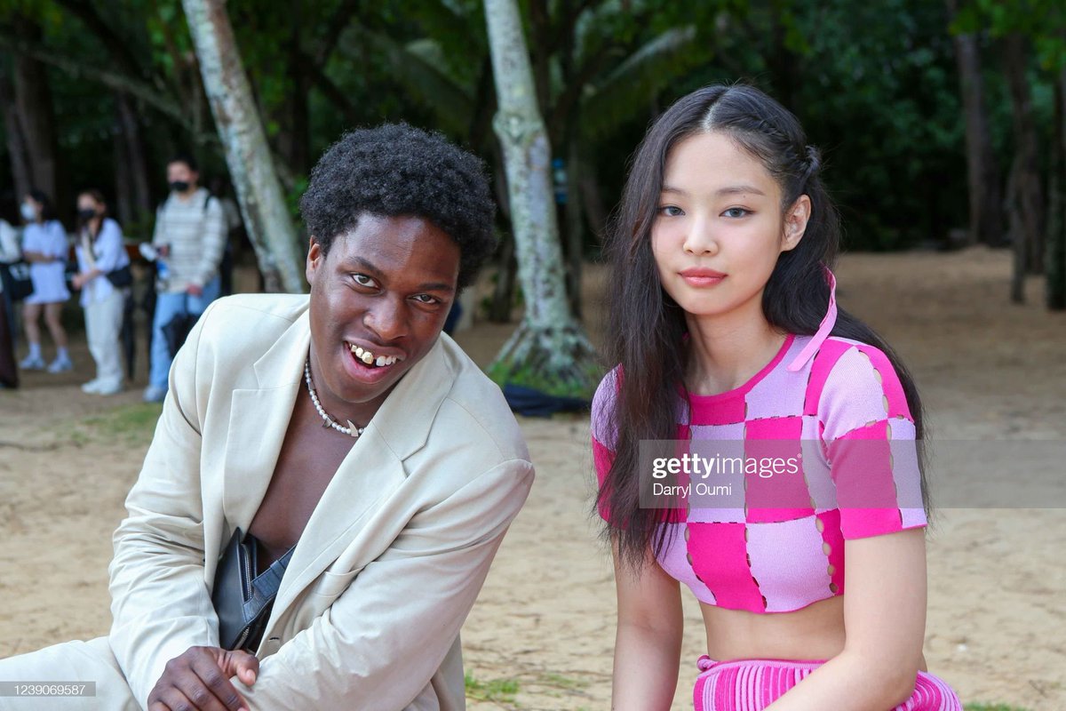 BBU_BLACKPINK's tweet photo. #JENNIE at JACQUEMUS Show in Hawaii with Daniel Caesar, Brentman Rock, Simon Porte Jacquemus!

JENNIE FOR JACQUEMUS
#JENNIELESPLASH @BLACKPINK https://t.co/0Ueb3oBCt1