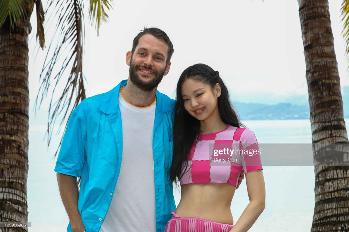BBU_BLACKPINK's tweet photo. #JENNIE at JACQUEMUS Show in Hawaii with Daniel Caesar, Brentman Rock, Simon Porte Jacquemus!

JENNIE FOR JACQUEMUS
#JENNIELESPLASH @BLACKPINK https://t.co/0Ueb3oBCt1