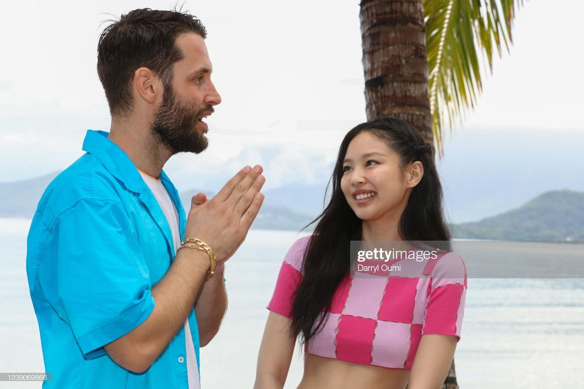 BBU_BLACKPINK's tweet photo. #JENNIE at JACQUEMUS Show in Hawaii with Daniel Caesar, Brentman Rock, Simon Porte Jacquemus!

JENNIE FOR JACQUEMUS
#JENNIELESPLASH @BLACKPINK https://t.co/0Ueb3oBCt1