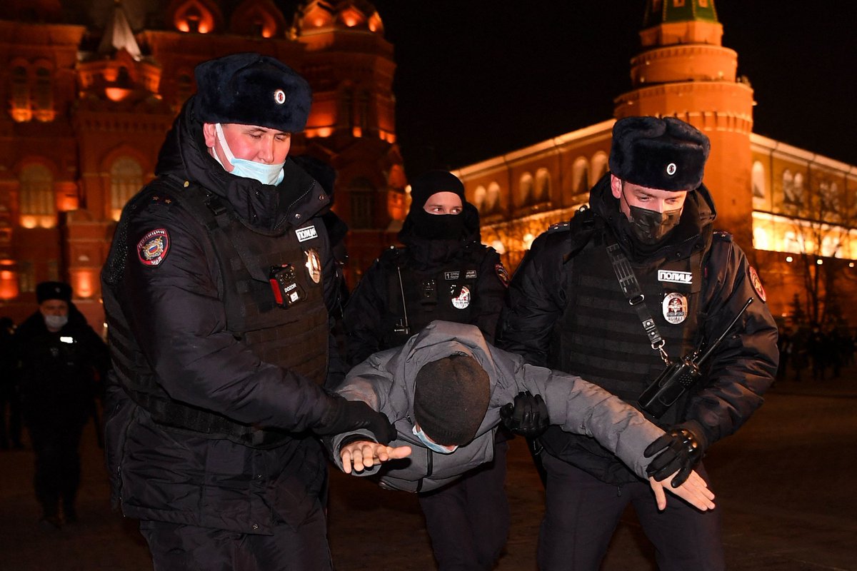 Le_Figaro's tweet photo. Parmi les départs, celui du rédacteur en chef de la revue L’Art du cinéma, Anton Dolin. Il se trouve désormais en Lettonie. «Je ne pouvais tout simplement plus respirer l’air de Moscou (…) alors que des gens étaient tués et mouraient en Ukraine», raconte-t-il. https://t.co/rIqrjU5wGa