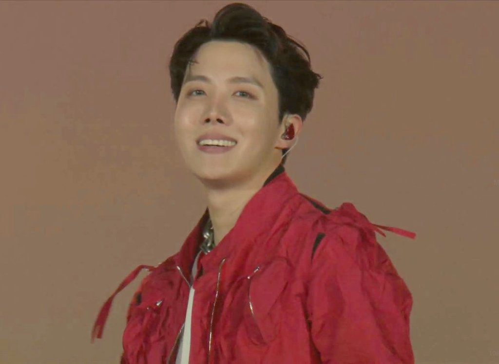 j94shope's tweet photo. HIS SMILE 😭 https://t.co/ZEeU3C5daq
