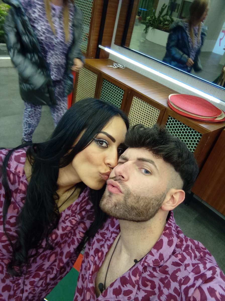 ⬇️ ¿De qué team sois? ⬇️

🔁 Marta y Adri
❤️ Laila y Colchero

#Secret10M