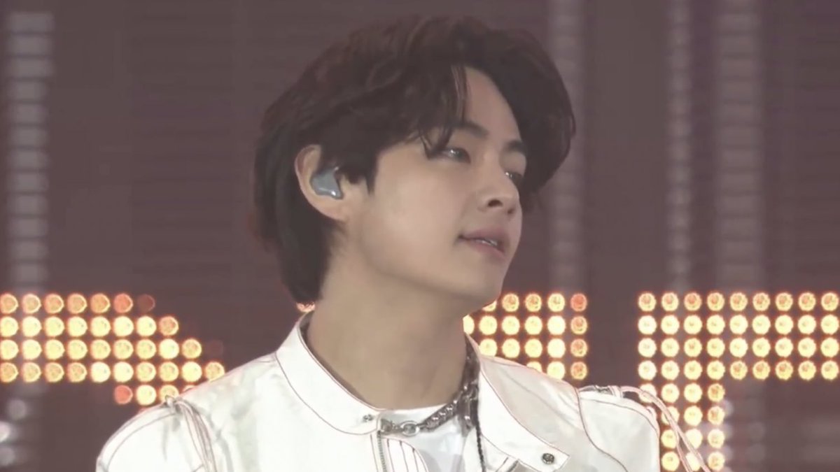 archivefortae's tweet photo. HE LOOKS SO FINE https://t.co/o7mjl6lSqb