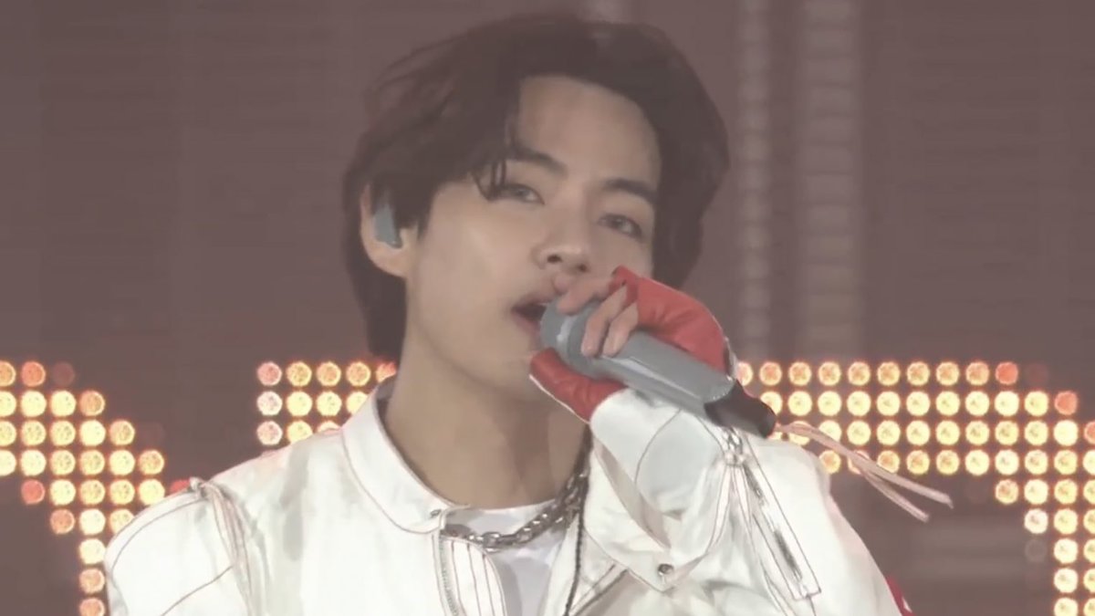 archivefortae's tweet photo. HE LOOKS SO FINE https://t.co/o7mjl6lSqb
