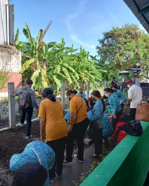 DenpasarKota's tweet photo. terdiri atas kunyit, jahe dan sayuran. Nantinya tanaman tersebut dirawat oleh kader PKK dan dipanen.
#menanam #sayurmayur #TPPKK #denpasarkota #sagungantariJN #ayukristi https://t.co/lK2WUD12lN