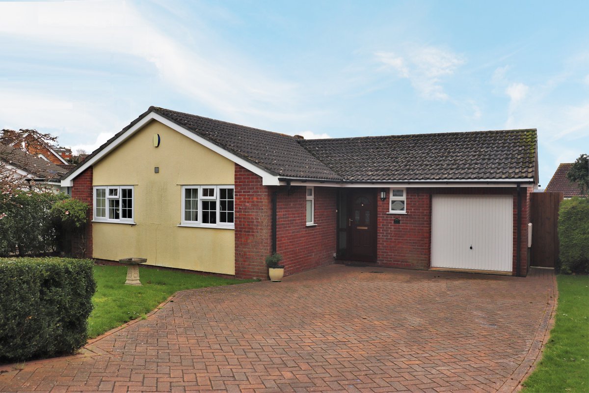 RRKProperty's tweet photo. Take a look at this lovely bungalow for sale in Osbaston, Monmouth. With conservatory, front and back garden, attached garage and driveway with parking for several cars!!!
#bungalow #Monmouth #bungalowforsaleinmonmouth #bungalowforsaleinmonmouthshire https://t.co/mI1O3viYbS