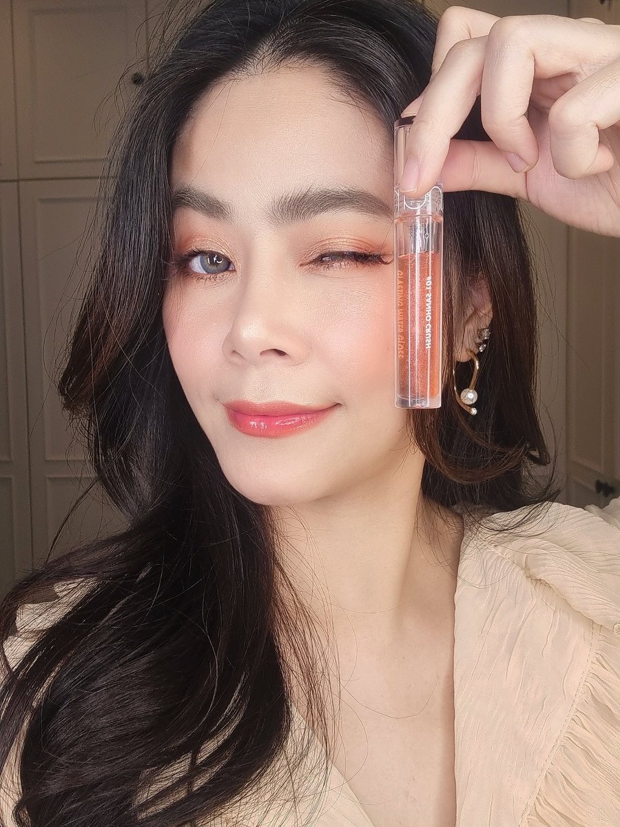 PoonxP's tweet photo. 💖💄ลิปกลอสใสแท่งโปรด Rom&amp;nd Glasting Water Gloss #01 ชอบมากกกก ให้ความฉ่ำวาวขั้นสุด! แต่ไม่เหนียวหนึบปากเลย เป็นลิปกลอสที่สบายปากดีเลยค่ะ ทาแล้วเย็นๆกลิ่นมินต์ๆ ทาทับลิปอะไรก็สวย 
#ใช้แล้วชอบ #ลิป #คสอเกาหลี #HowtoPerfect #ใช้จริงรีวิวจริง #ใช้ดีบอกต่อ #romand #howtobeauty https://t.co/sW6FnxXwYo