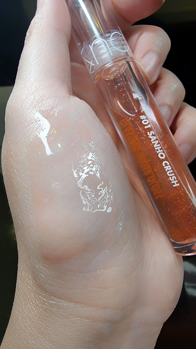 PoonxP's tweet photo. 💖💄ลิปกลอสใสแท่งโปรด Rom&amp;nd Glasting Water Gloss #01 ชอบมากกกก ให้ความฉ่ำวาวขั้นสุด! แต่ไม่เหนียวหนึบปากเลย เป็นลิปกลอสที่สบายปากดีเลยค่ะ ทาแล้วเย็นๆกลิ่นมินต์ๆ ทาทับลิปอะไรก็สวย 
#ใช้แล้วชอบ #ลิป #คสอเกาหลี #HowtoPerfect #ใช้จริงรีวิวจริง #ใช้ดีบอกต่อ #romand #howtobeauty https://t.co/sW6FnxXwYo