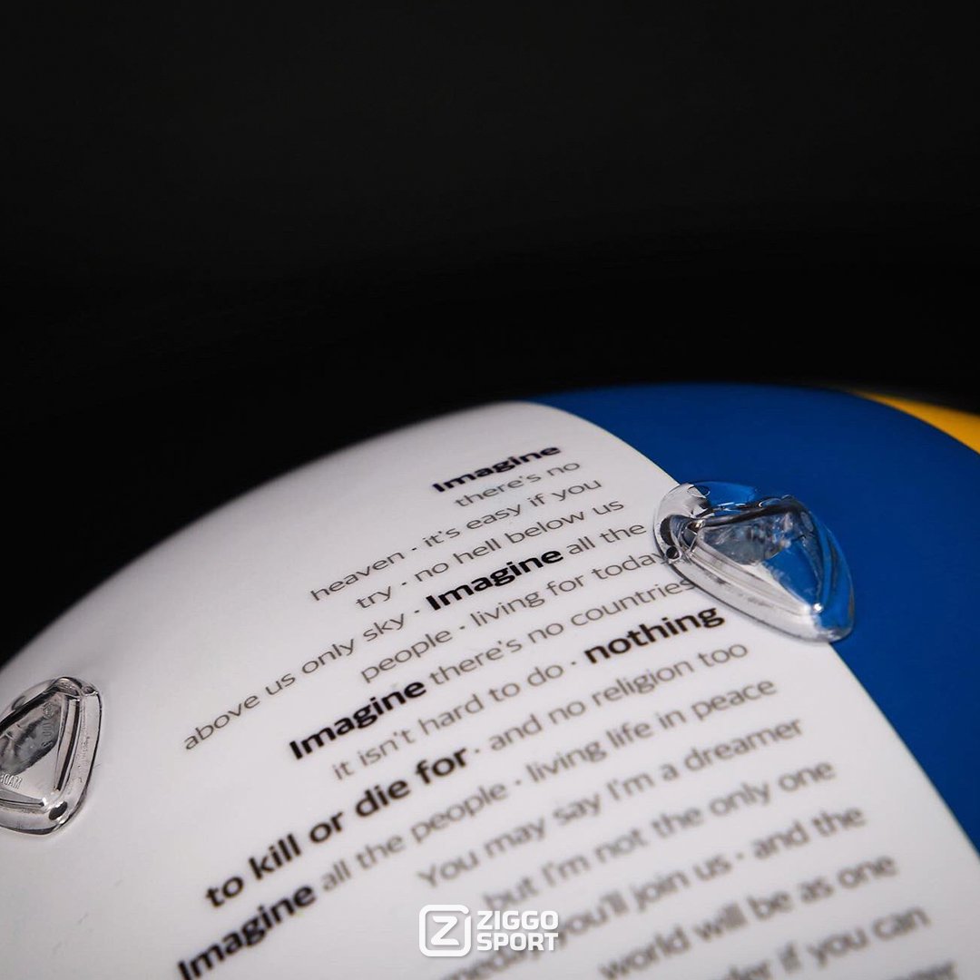 ZS_Racing's tweet photo. 𝑰𝒎𝒂𝒈𝒊𝒏𝒆 🕊

Een prachtige helm met een nog mooier statement van Sebastian Vettel 🙏🏼
Tijdens de testdagen in Bahrein draagt de Duitser deze helm 👏🏼

#ZiggoSport #SebastianVettel #NoWar https://t.co/P1mPis0pdr