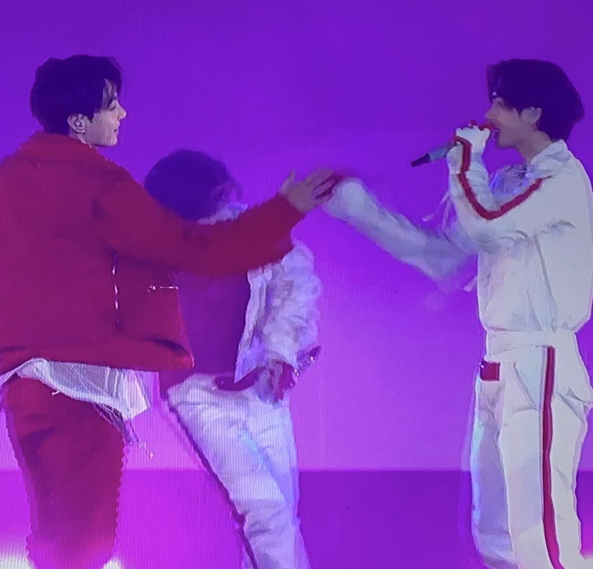 TheTKGlobal's tweet photo. taekook's smile during "DNA" is forever constant ♥️ https://t.co/qUh4UOVJJz
