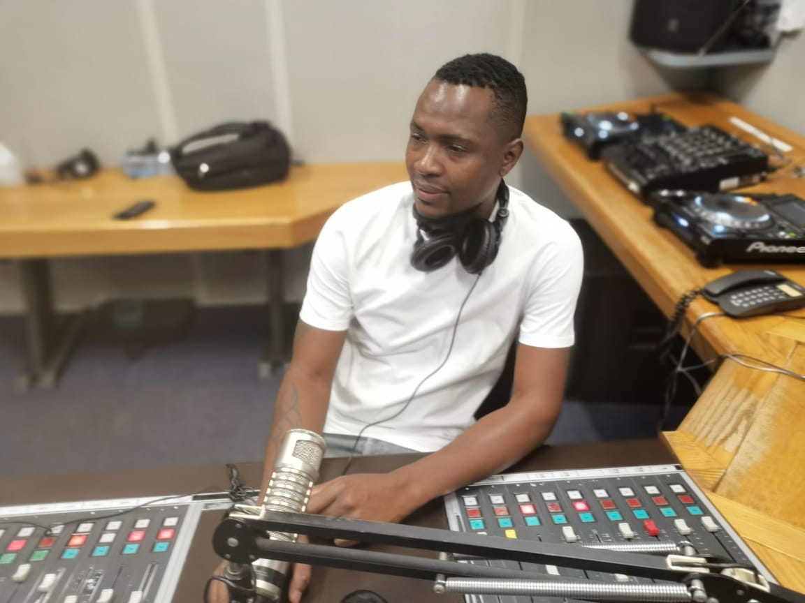 motswedingfm's tweet photo. π»#Oketsa ποΈ @iamfelixdacat | π° @mpholepedi1
Gompieno re buisana le mokwadi Ntombi Hoohlo-Mogorosi ka buka ya gagwe eo e bidiwang The Whirlwind/ A wife's journey of rejection.
#GoMatshwanedi | #Motswedingfm
βοΈ 0898605665
π‘ Audio Bouquet: 809
π» https://t.co/rRARqDwxO5 https://t.co/OrQsDnc5Kw