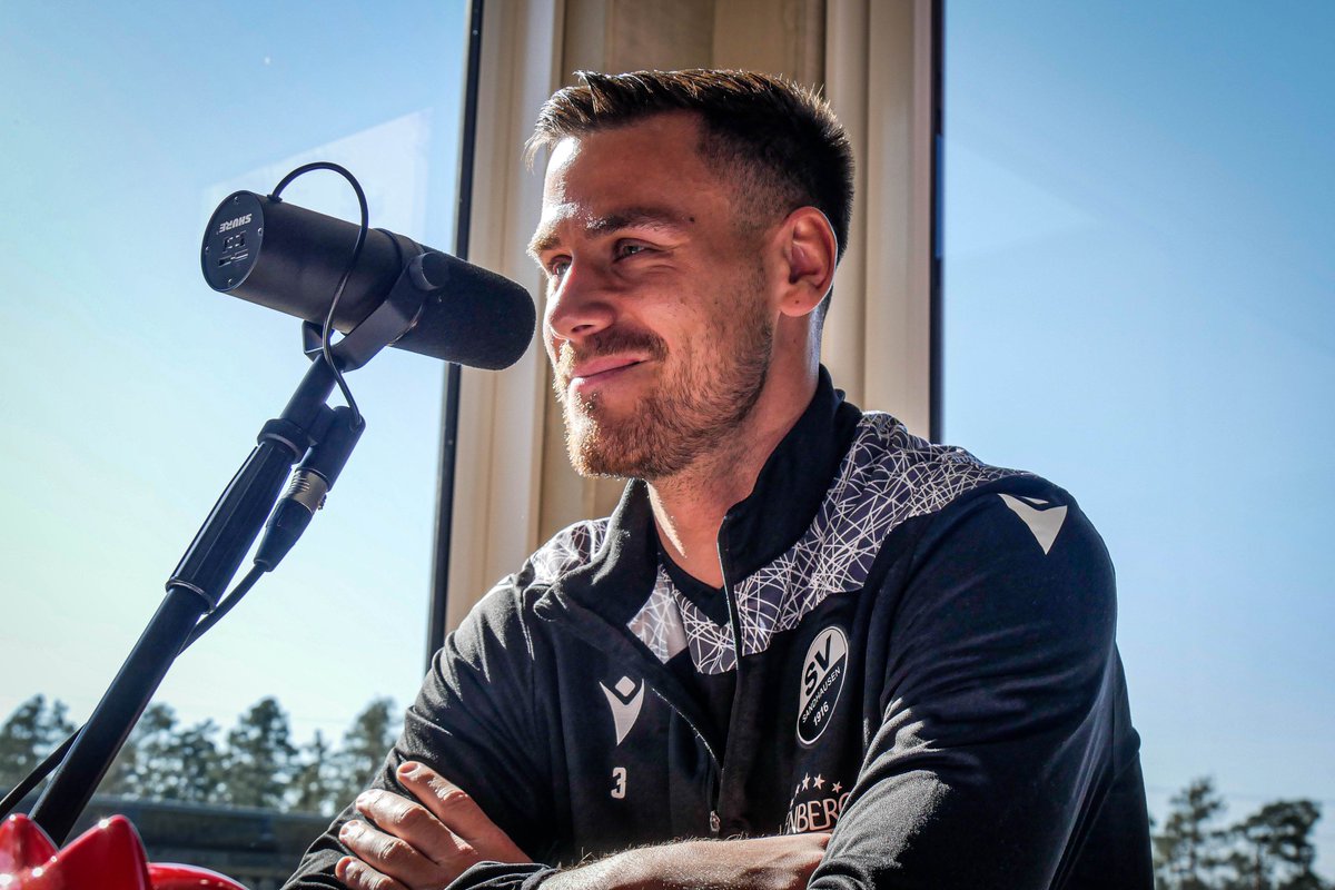 SV_Sandhausen's tweet photo. 🎧 Die elfte Ausgabe unseres Podcast #echtundanders, präsentiert von der @spkhd, ist online! Dario #Dumic spricht über sein erstes Spiel mit der Nationalmannschaft und Weggefährten, wie den Liverpool-Spieler, Daniel Agger.
#SVS1916 #WirEchtAnders https://t.co/XX8xPd1QkW