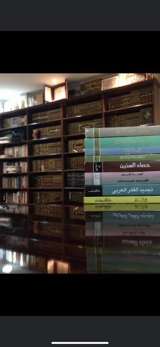 قيل:الكتب مُرشِدة في الصغر، وتسلية في الكبر، ورفيق في العزلة، وعندنا نجمع الكتب فإننا نجمع السعادة.