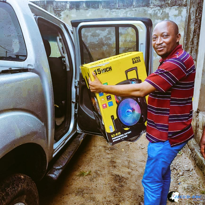 JECUD_RDC_'s tweet photo. #JECUD_RDC : La JECUD-RDC dotée d'un baffle rechargeable pour ses réunions. Merci au partenaire.
@Sambey_BEYA_B 
@fatshi13 
@Presidence_RDC 
@DeniseNyakeru 
@NduamaKelly https://t.co/MEuwYlkvk3