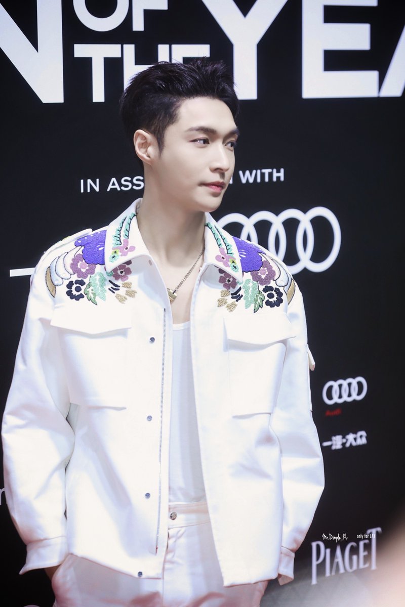 hourlyEXO's tweet photo. [@weareoneEXO @layzhang #YIXING] https://t.co/oHvpOSeZ5h