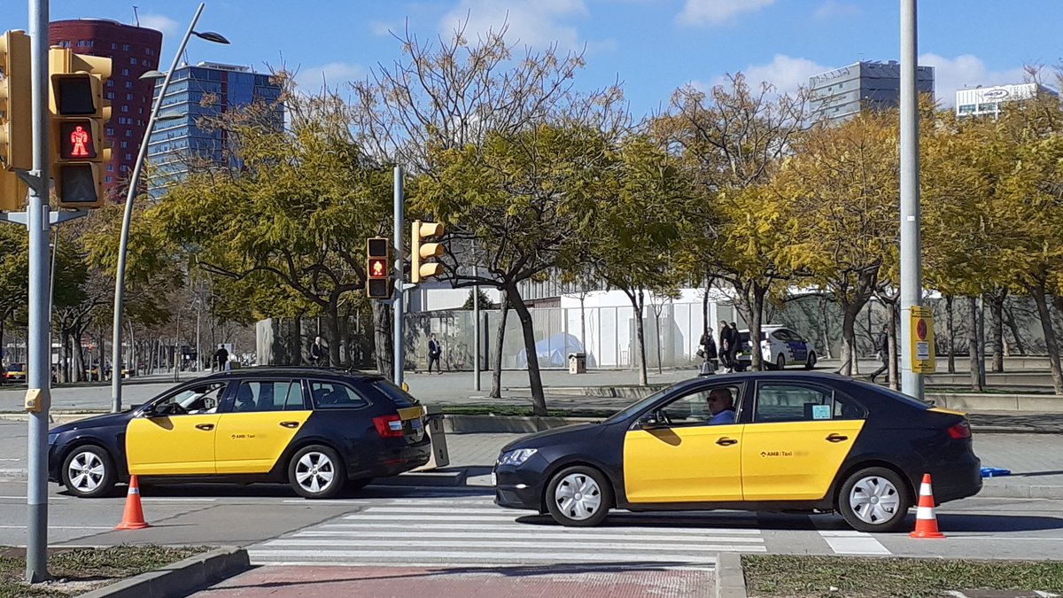 AMBtaxi's tweet photo. #AMBtaxi

Ep! Saps què has de fer si t'has deixat la 👜 al taxi❓

📞 Pots trucar a objectes perduts ➡️ 93 70 70 600
📑 O omplir el formulari: https://t.co/zoj5Jvk6kF

🧾 El núm. de llicència del vehicle que t'ha portat el trobaràs al rebut❗️

#estimoeltaxi https://t.co/jR6blmy7kR