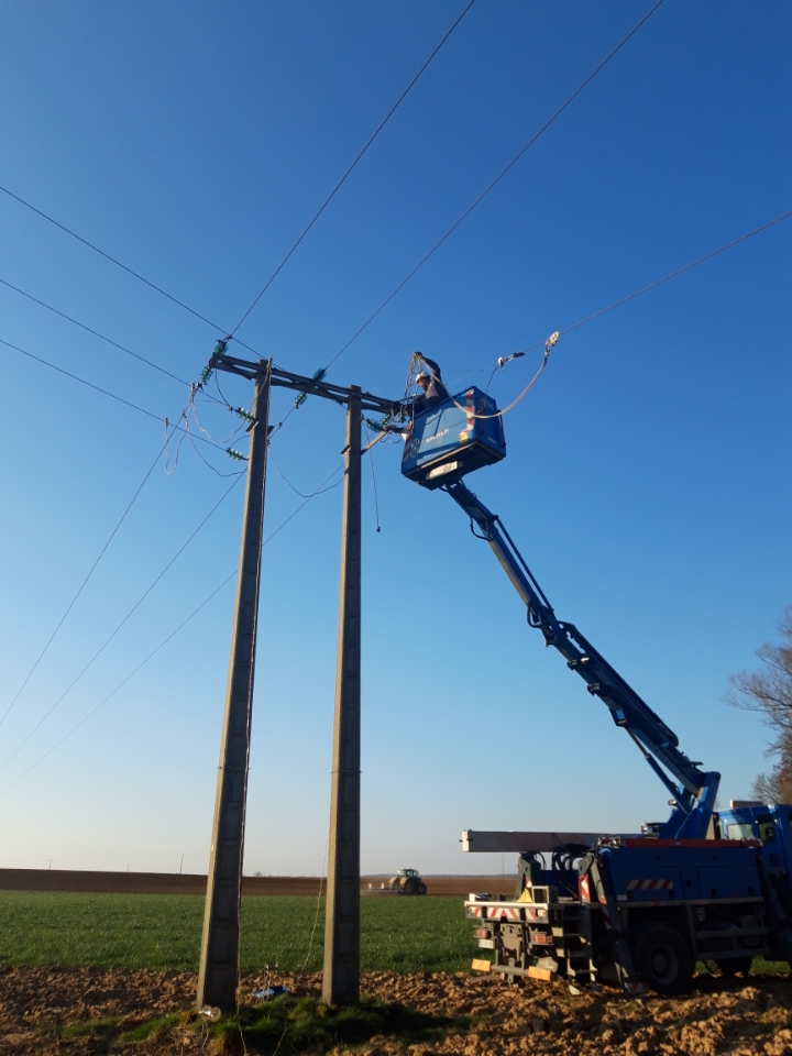 enedis_GrandEst's tweet photo. [#ElectricitéPrudence] ⚡️ Suite au dommage survenu hier en #HauteMarne sur le secteur de Sommevoire: 
📢Agriculteurs: redoublez de vigilance aux abords des ouvrages électriques
🚜Réflexe sécurité: je reste à l'intérieur de mon engin
Numéro d'urgence: 09 726 750 +n° du département https://t.co/IQtvRIQPC1