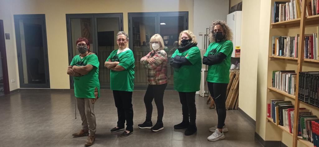 CampPah's tweet photo. Vaya asamblea que tuvimos ayer! Todas las compahs coinciden en lo mismo servicios sociales una vergüenza! Hace un año las denunciamos,hoy va otra denuncia.
@reus_cat tenéis a TS antipáticas y clasistas no vamos a consentir un maltrato institucional más!! 
Hay vidas en juego! 👊 https://t.co/A6yHUY3ASy