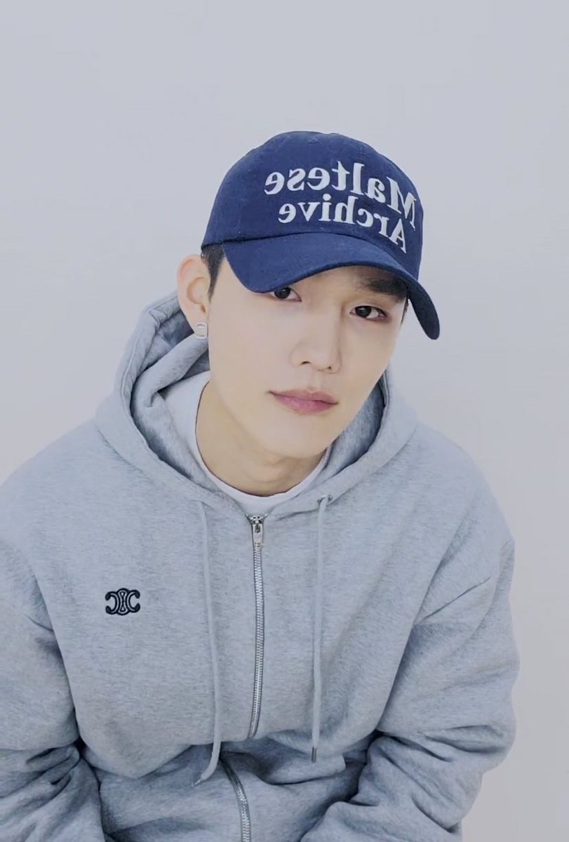 CIX_OUTFIT's tweet photo. #김승훈 V live.

Brand : Wai Kei.
Name : Maltese archive ball cap NAVY.
Price :  ₩42,000

#CIX #씨아이엑스 #승훈 #Seunghun #CIXOUTFIT_SEUNGHUN https://t.co/n3krSjd5Nm