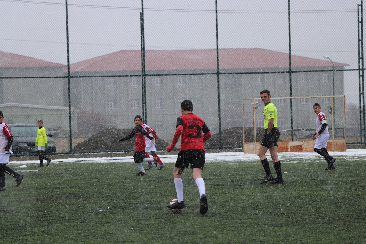 Anadolu Yıldızlar Ligi 23 Nisan Futbol Turnuvası "Mahallede Maç Var" Müsabakaları kıyasıya final maçıyla sona erdi. 
🏅🏆Turnuvayı Kazım Karabekir Mahalle takımı kazanarak grup maçlarına gitmeye hak kazandı.
📍Demirkent Sentetik Futbol Sahası
<a href="/kasapoglu/">Dr. Mehmet Kasapoğlu</a> <a href="/gencliksporbak/">Gençlik ve Spor Bakanlığı 🇹🇷</a>
