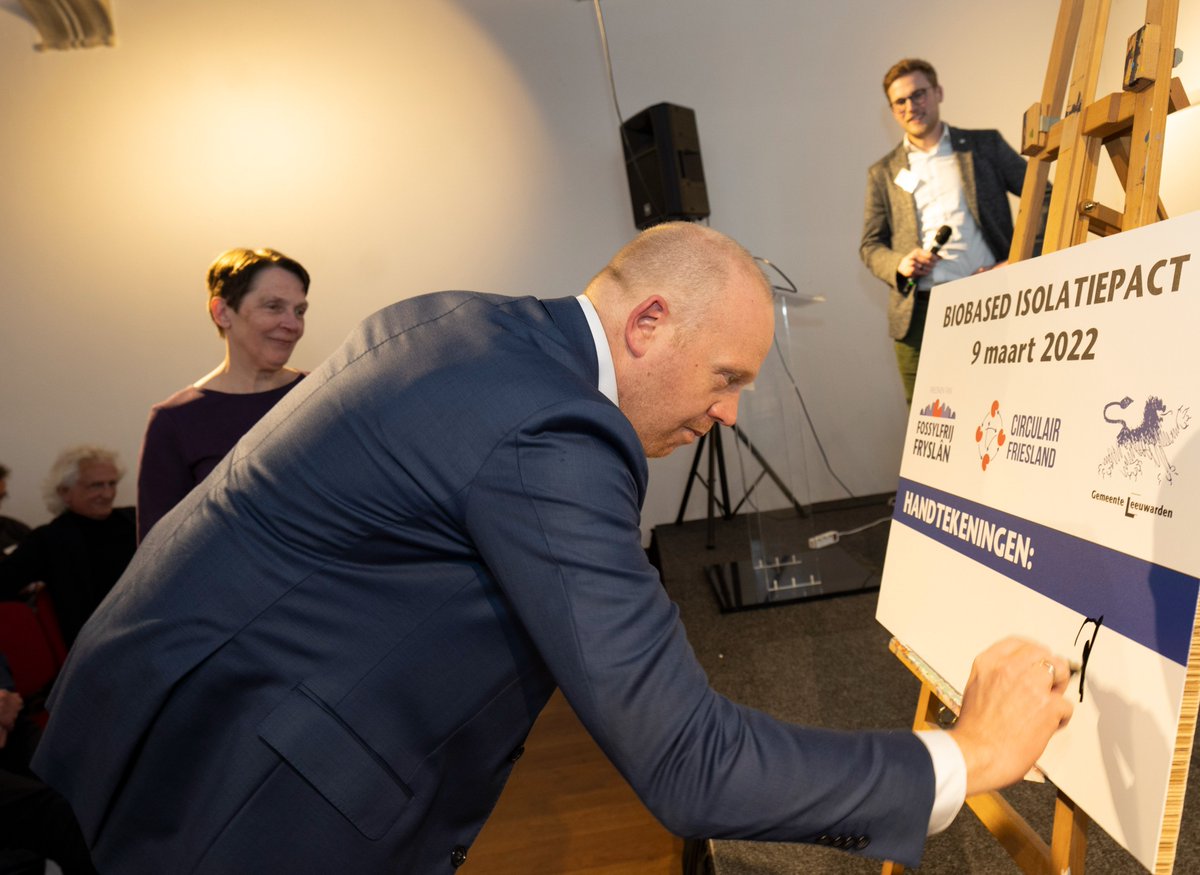 freonen's tweet photo. Tientallen Friese partijen zetten handtekening onder #Biobased-initiatief

https://t.co/f0N6zpO1x8

Foto's: HogeNoorden/Jaap Schaaf https://t.co/Pgzx9iXRYC