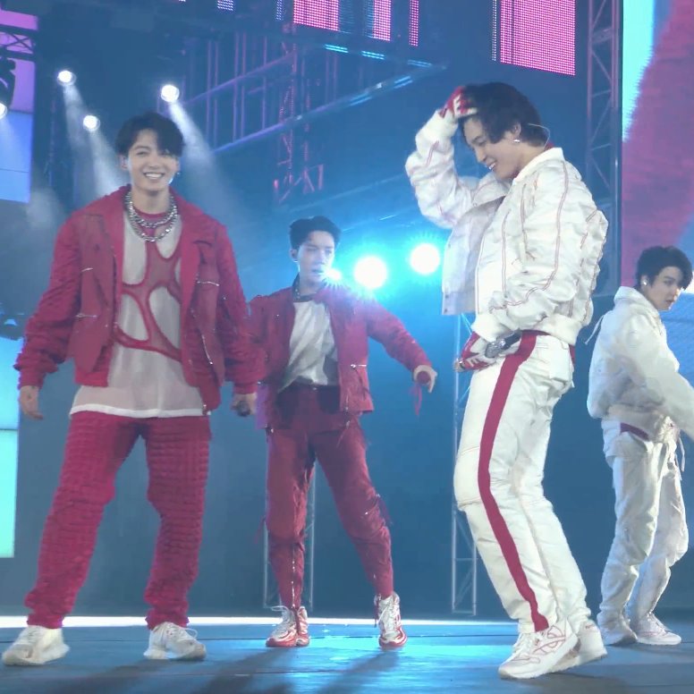 solsolp__'s tweet photo. Ya pero la ropa de #BTS es roja y blanca, será q hacen tour y pasan por PERÚ?!?? #BTSCONCERT #bts  #PTD_ON_STAGE_SEOUL https://t.co/qhj09aHvjA