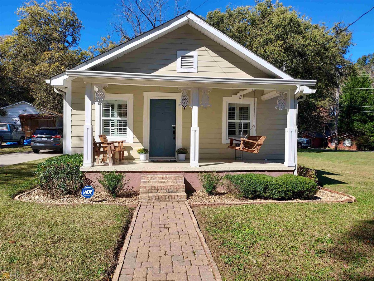 TheMcCartyTeam's tweet photo. New Listing! 3 bed  | 1 bath  | 1144 sq. ft.  - Priced at $285,000 
Greet your friends and sit a while on the rocking chair front porch of this southern charm beauty. This charming cottage boas... - https://t.co/S2JemPli4g https://t.co/JyQi5sstLM
