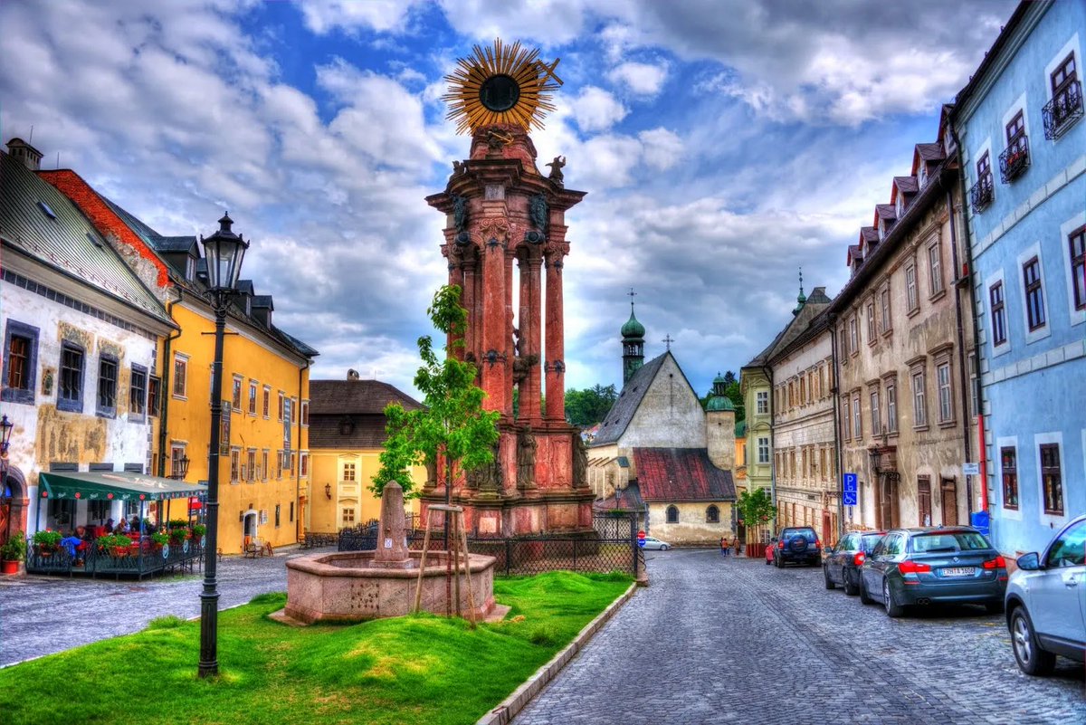 discoverSVKfr's tweet photo. Banská Štiavnica est une ville située dans le centre du pays.

Elle est classée au patrimoine mondial de l’UNESCO depuis 1993.

Elle est située dans un ancien grand bassin minier des plus riches d’Europe.

La Chapelle Kalvaria (1) surplombe la ville.

📍Banská Štiavnica https://t.co/csdyy1tO1p