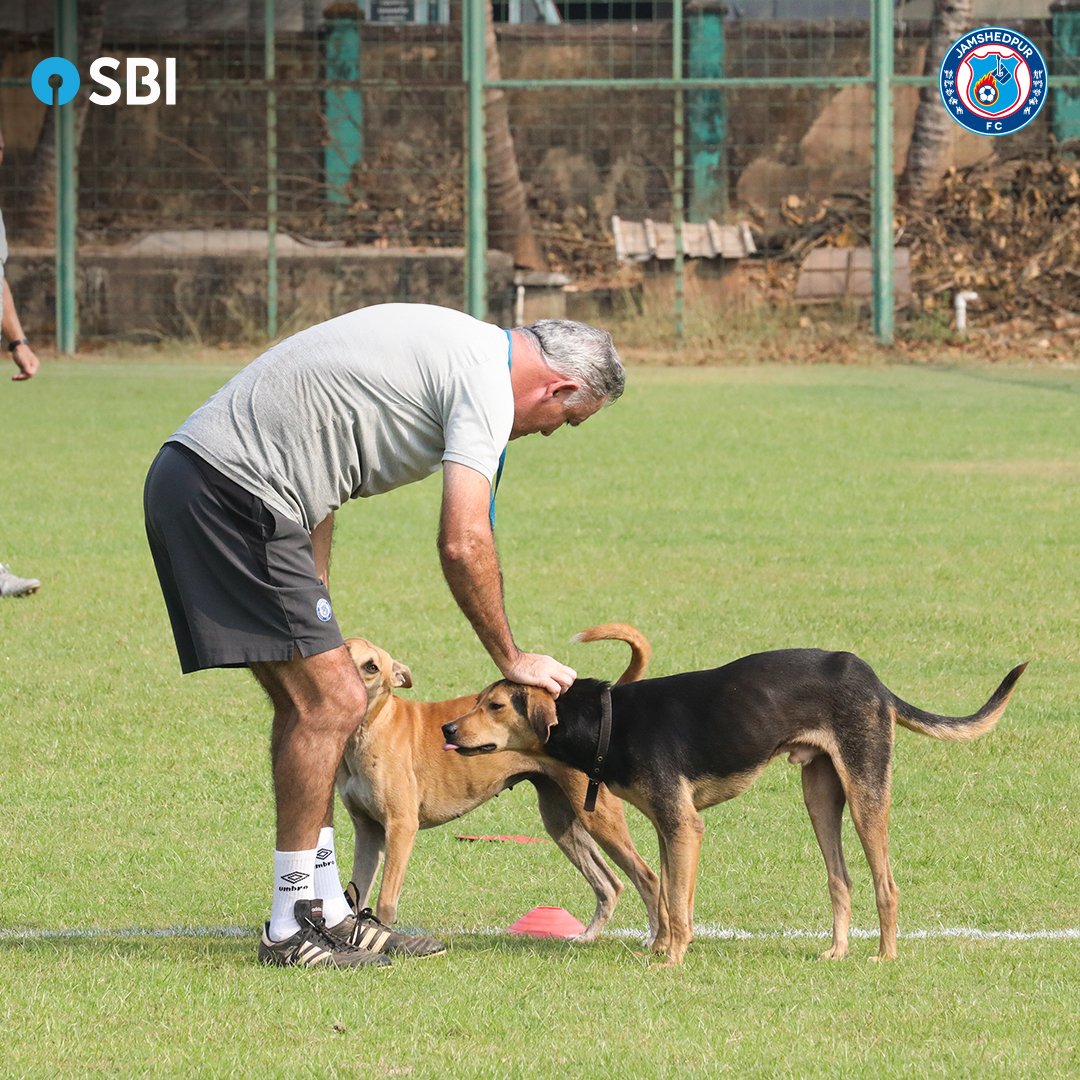 JamshedpurFC's tweet photo. An important photo session with our four legged lucky charm! 🐶🐾

We know we are spamming with the dog photos and we totally won't apologise for it. 😌

#JFCKBFC #JamKeKhelo @TheOfficialSBI @eli_sabia13 https://t.co/VF3FwCyio6