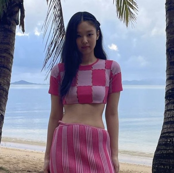 shvtpink's tweet photo. BLACK                     PINK https://t.co/E041dfSV5I