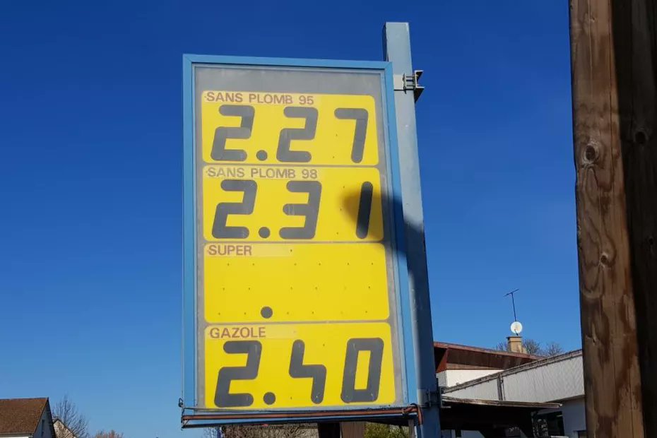 Fils2Psy's tweet photo. Les #carburants  dépassent les 2 € partout en France mais aussi incroyable que cela puisse paraître face à la flambée des prix de l'#essence, on assiste à un assourdissant silence de la Fédération Nationale des Transports Routiers #FNTR .. il vous a promis quoi le #Macron ? https://t.co/TZLvoTgQdX