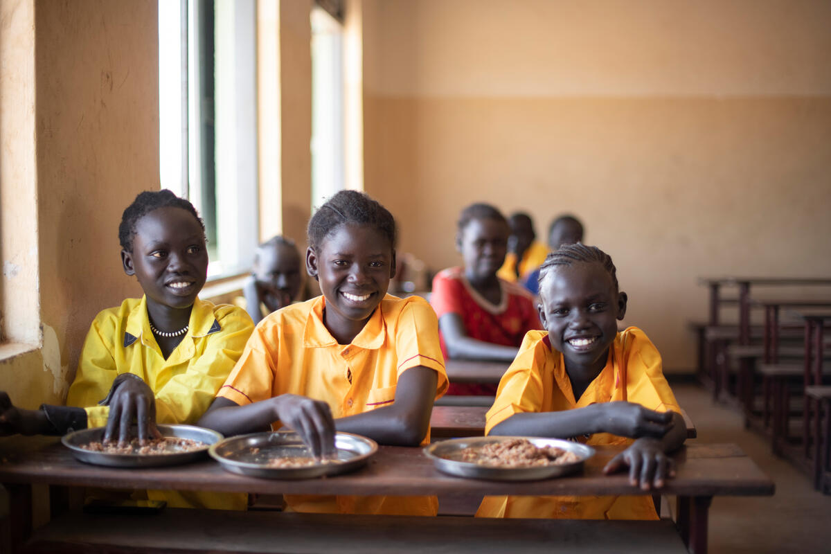 Happy International School Meals Day!

#DidYouKnow that school meals
🍲Ensure children eat at least one nutritious meal a day
🏫Promote school attendance
🧠Improve student's grades

WFP plans to reach more than 583k children this year in #SouthSudan, including >62k refugees