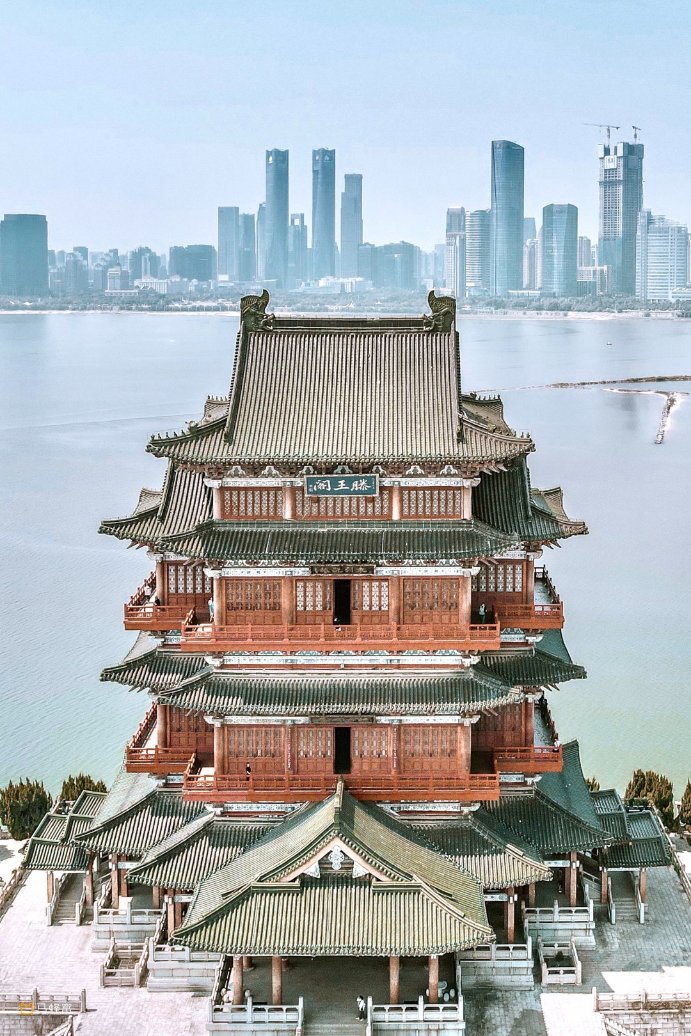 【Charming China】It is hard to imagine how the ancients built such a historical building with wisdom, even though it has been rebuilt 29 times, it still can not stop his charm. One of the four famous buildings in ancient China, Tengwang Pavilion.
落霞与孤鹜齐飞
秋水共长天一色