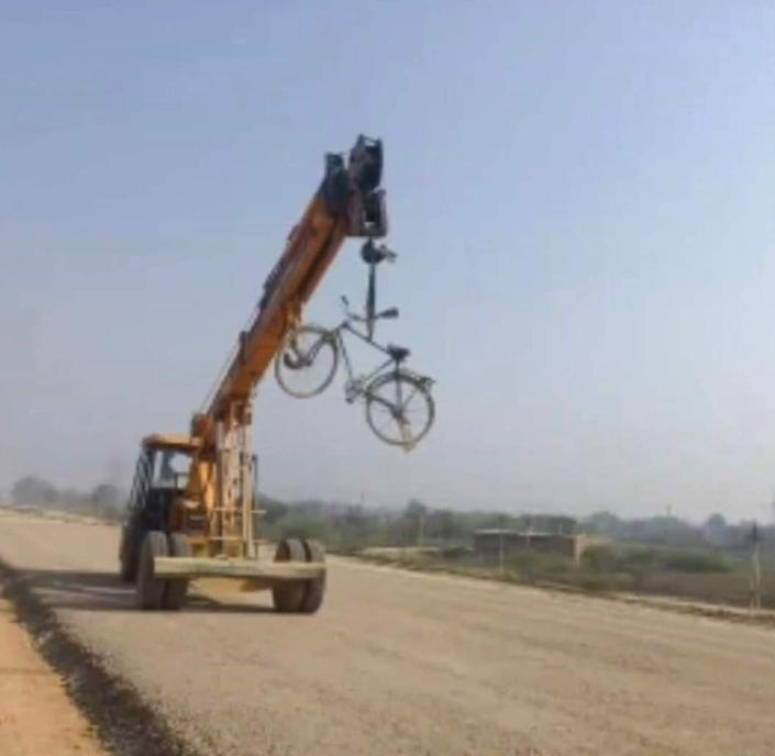 Nikhils9890's tweet image. Bulldozer Is Back🚩
🚩jai shree ram🚩
#ElectionResults #BJPwinningUP 
@myogiadityanath