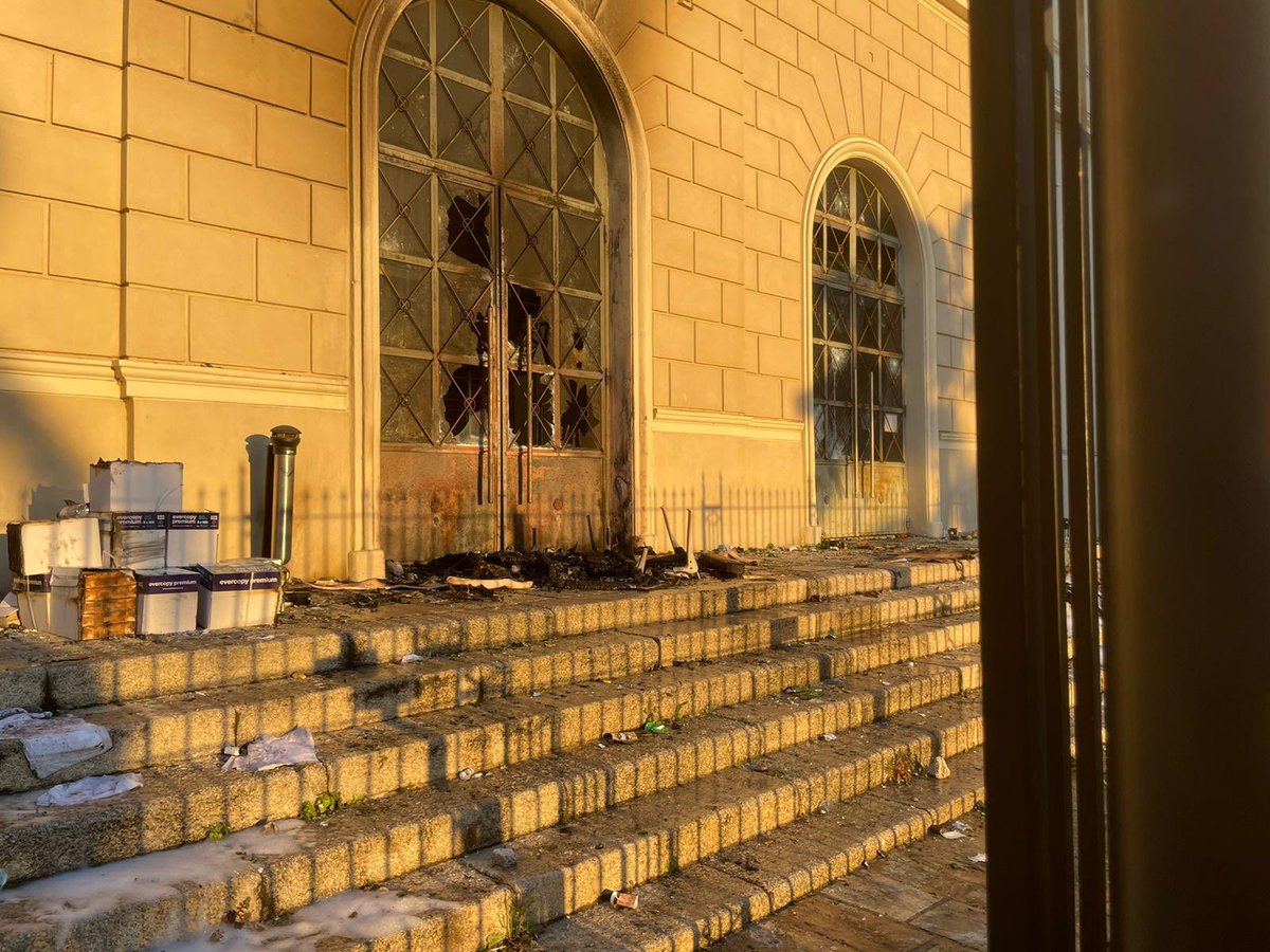 #Colonna Après les 5 h d’affrontements hier à l’issue d’un rassemblement de soutien à Yvan Colonna, Ajaccio se réveille et constate les dégâts de la nuit notamment ici au palais de justice france3-regions.francetvinfo.fr/corse/haute-co…