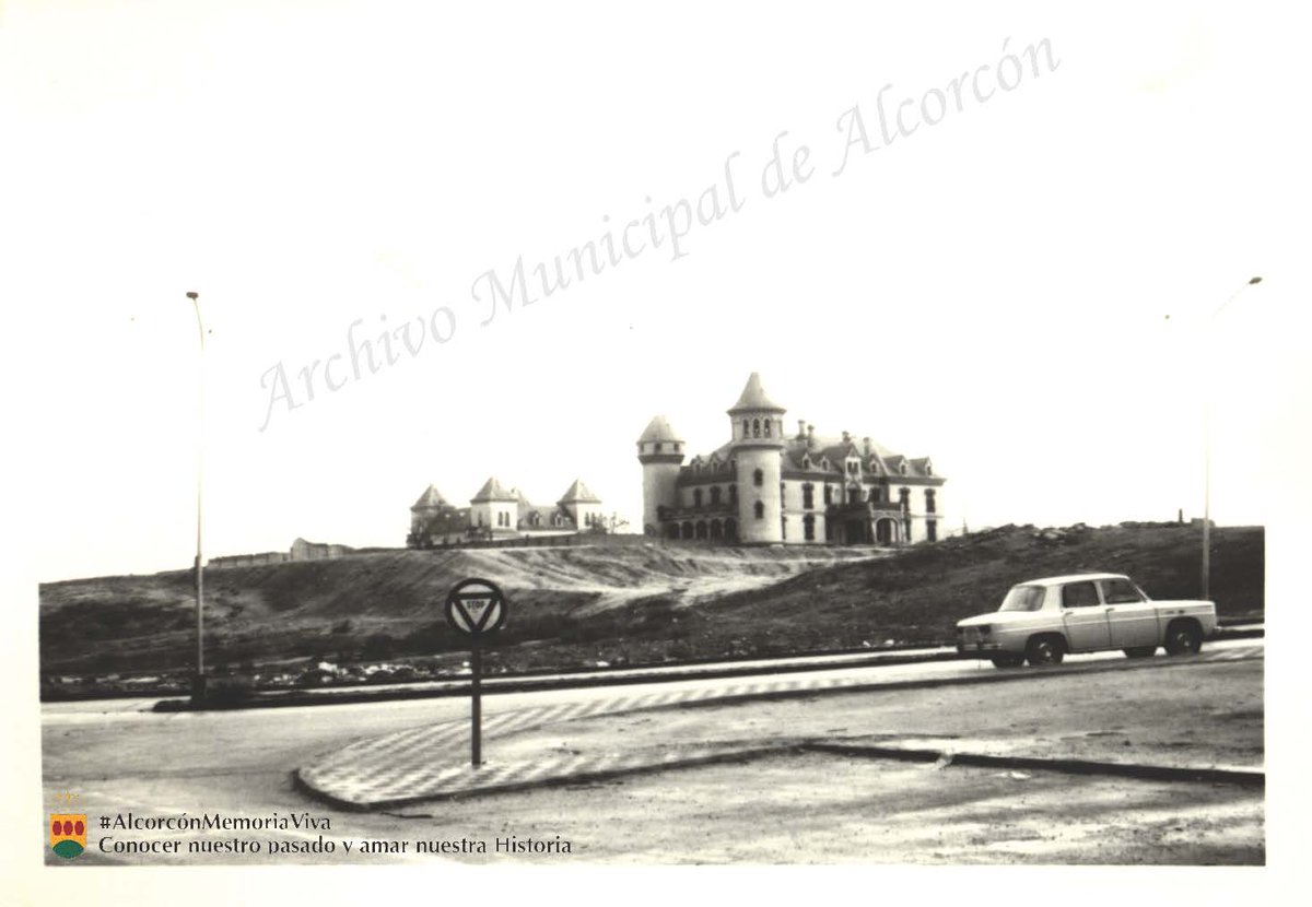 El fondo fotográfico donado al <a href="/ArchAlcorcon/">Archivo de Alcorcón</a> por F. Moreno, tiene pequeñas joyas como ésta, de los años 70, que nos muestra los Castillos de Valderas y sus alrededores, tal y como estaban en esa época. 🏰@AlcorcónMemoriaViva.