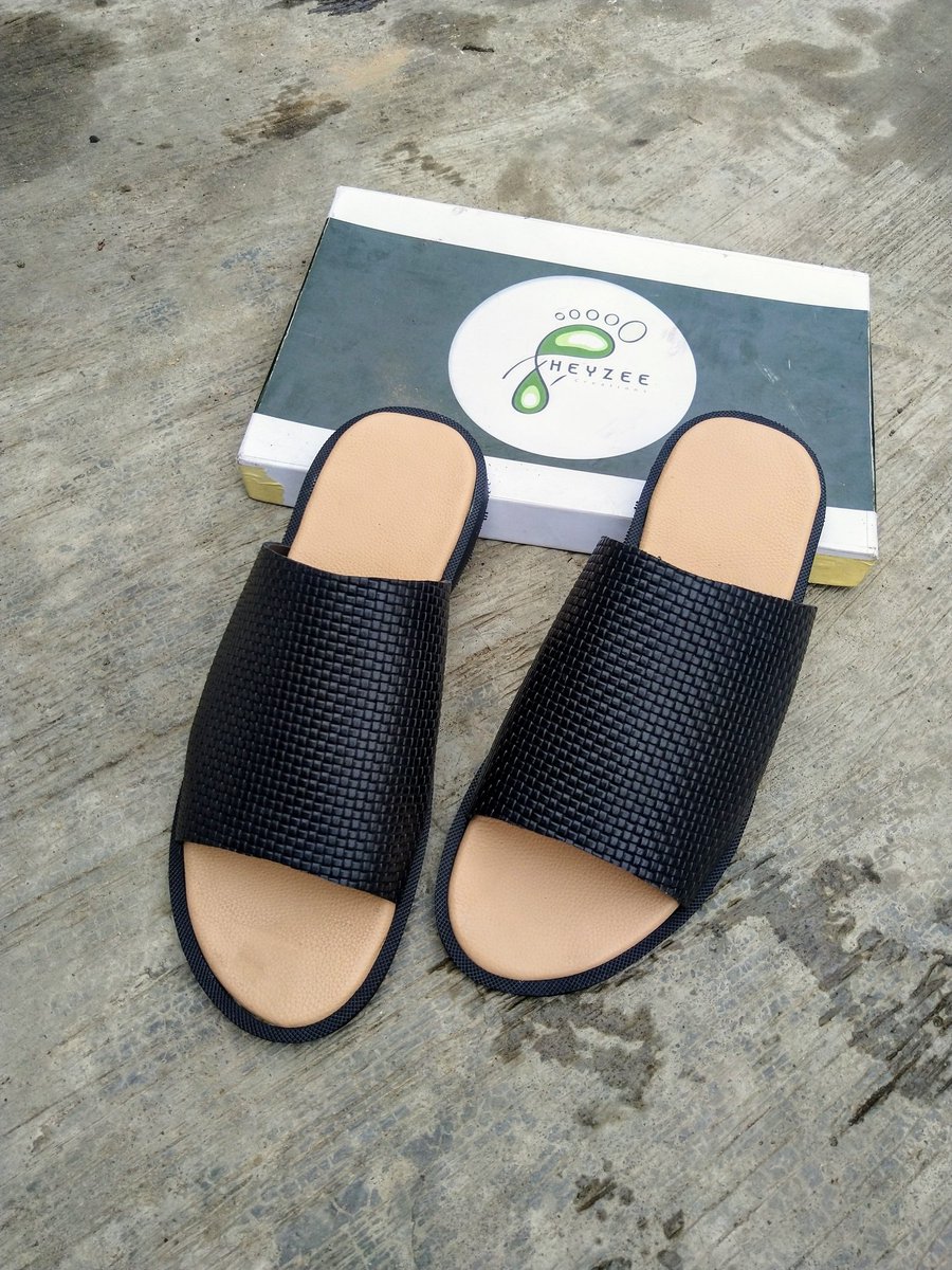 Mr_Dami_'s tweet image. Crochet Slides 😍