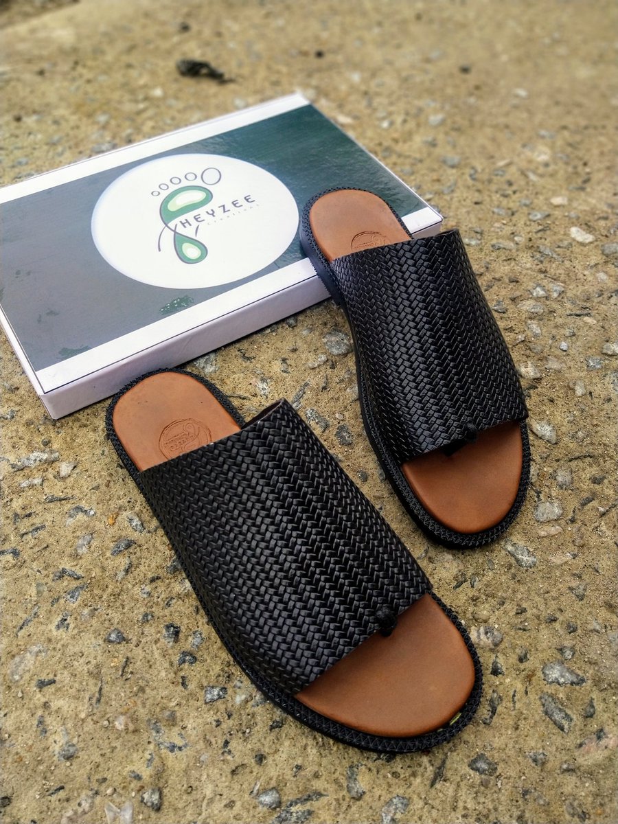 Mr_Dami_'s tweet image. Crochet Slides 😍