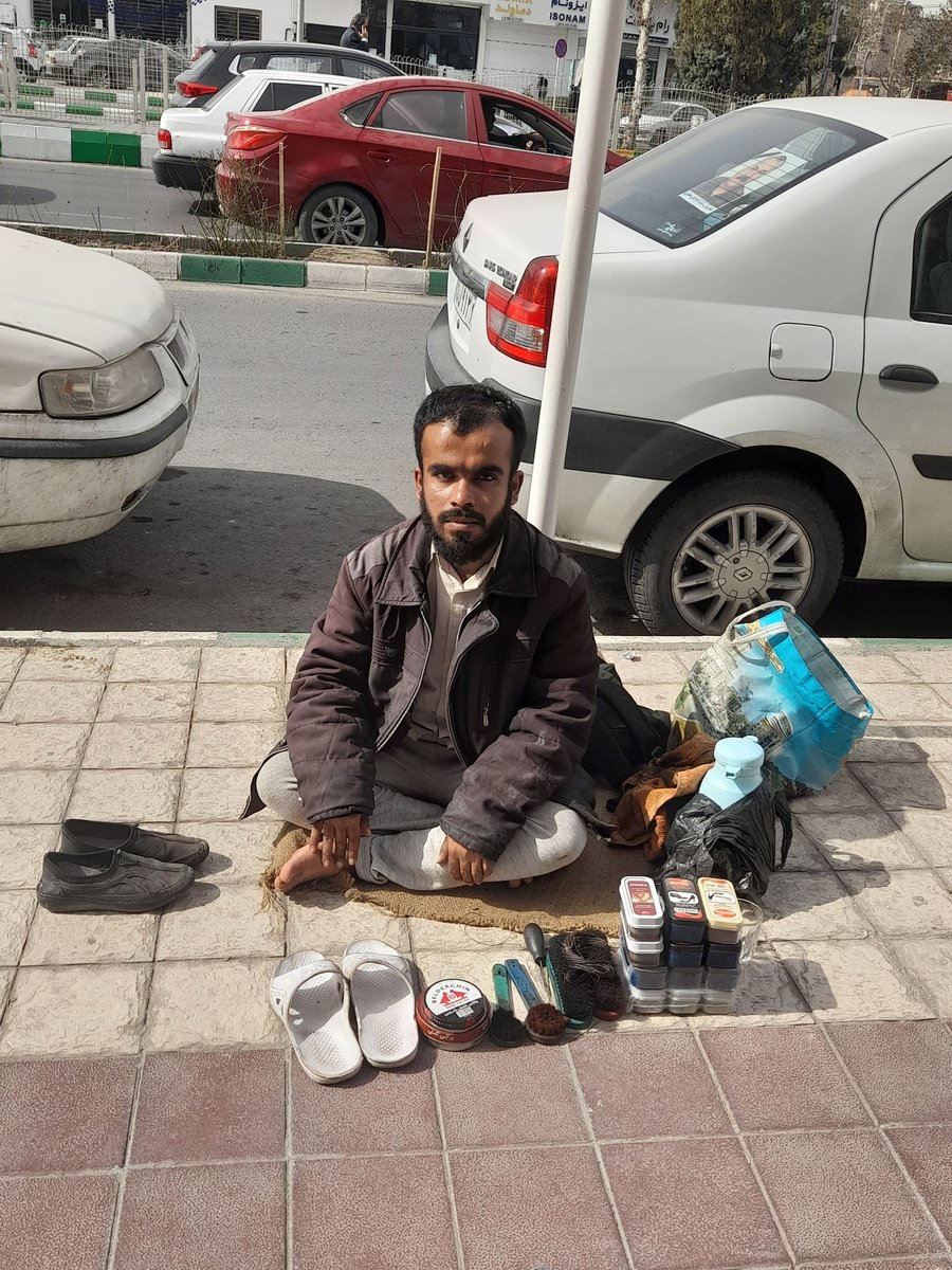 Bikare_Rozegar's tweet photo. ( 1 )خب سلام 
ایشون احمد علی هستش داره با واکس زدن و دور دوزی کردن کفش خرجی یک خونه رو میده مادرش که تصادف کرده و خواهری که توی خونه هستش  ایشون مشهد هستن نزدیک چهار راه ابوطالب میشینه روز ها از ساعت ۷و۸الی ۳ عصر (قیمت هاش هم مناسبه)تا میتونید ریت بزنید شاید دیده بشه! https://t.co/QuI8qpo8Wi