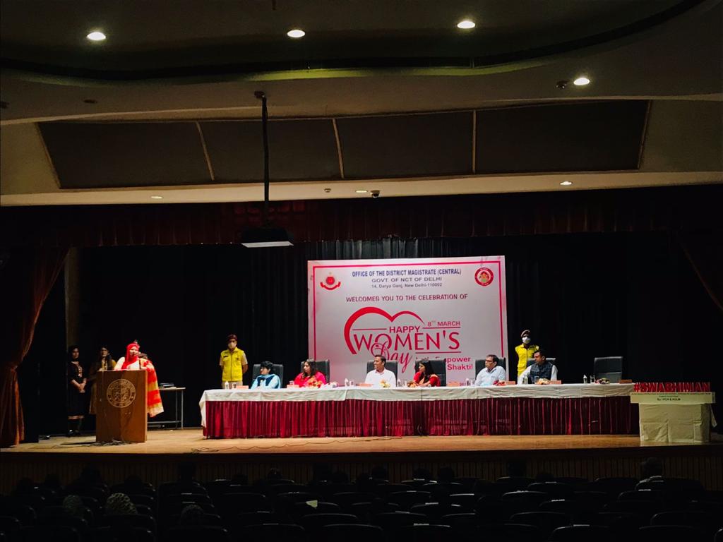 DMCentralDelhi's tweet photo. On the occasion of International Women's Day, District Central celebrated our women lead SHGs at Zakir Hussain College where workshop on marketing was held for them by @control_indian followed by launch of project SWABHIMAN by DM Central &amp; IPCA @ashishipca 
#AazadiKaAmritMahotsav https://t.co/TNbqqUDrRW