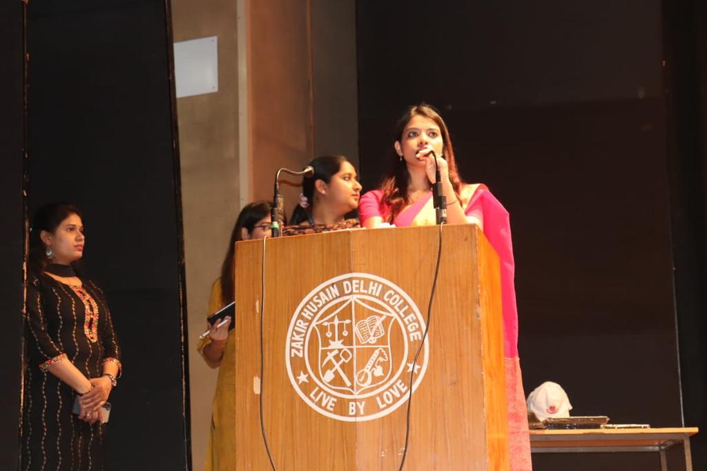 DMCentralDelhi's tweet photo. On the occasion of International Women's Day, District Central celebrated our women lead SHGs at Zakir Hussain College where workshop on marketing was held for them by @control_indian followed by launch of project SWABHIMAN by DM Central &amp; IPCA @ashishipca 
#AazadiKaAmritMahotsav https://t.co/TNbqqUDrRW